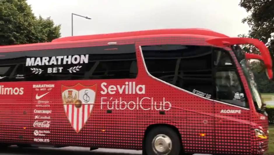 El autocar del Sevilla, a su llegada al Rhein Energie Stadion