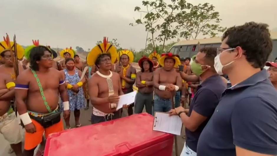 Manifestantes indígenas bloquean una carretera en Brasil para demandar protección ante el COVID-19