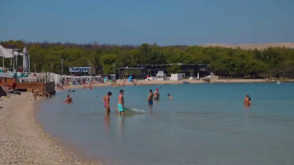 Fiesta y pocas mascarillas en un festival de música en Croacia