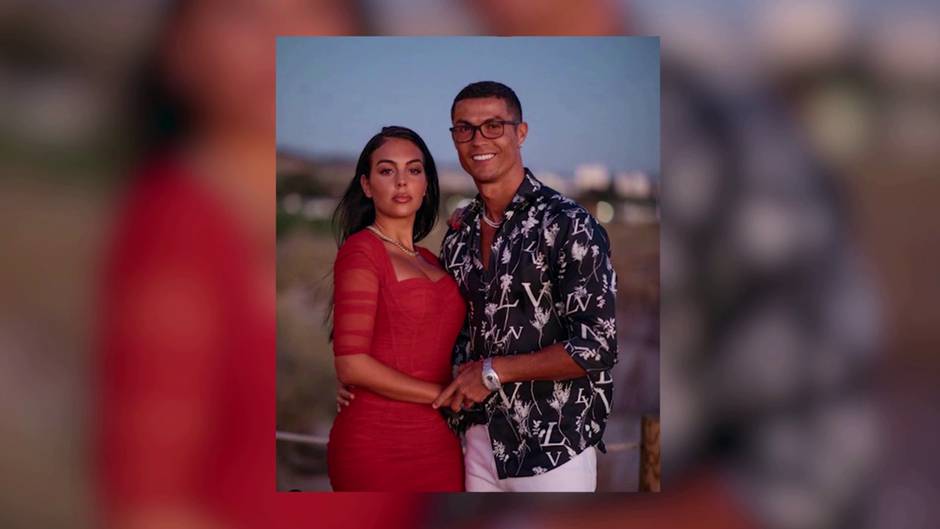 Georgina Rodríguez y Cristiano Ronaldo comparten su posado veraniego más formal