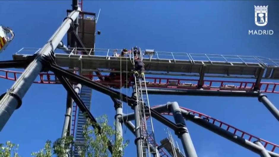 Susto en el Parque de Atracciones al quedar atrapadas 10 personas en una atracción