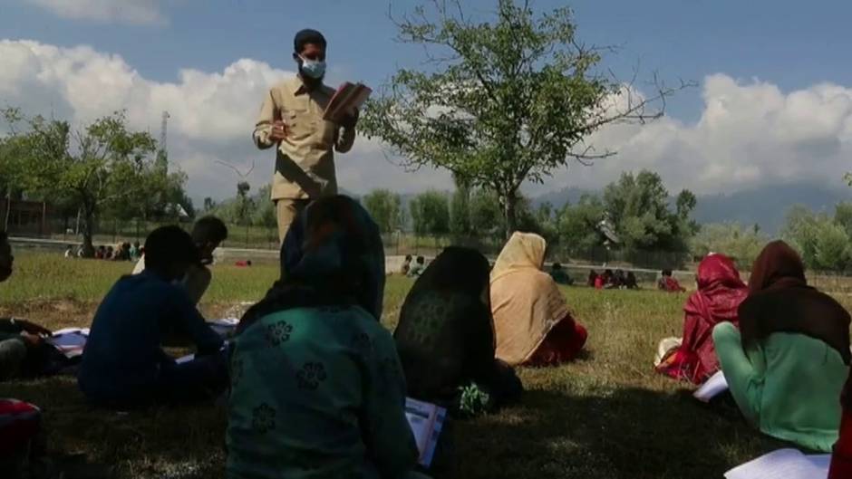 Alumnos asisten a clases al aire libre en una región de la India sin acceso a Internet