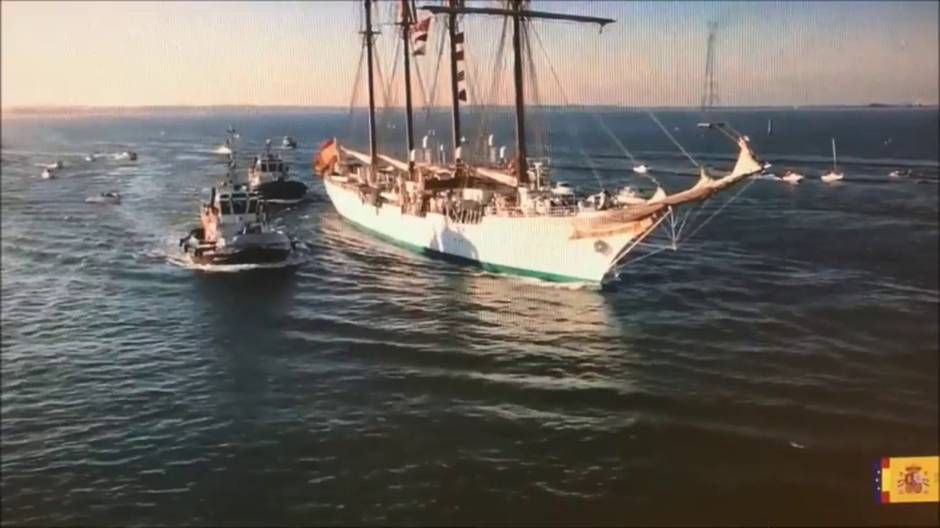 La Bahía de Cádiz despide al Juan Sebastián de Elcano. Video del Ministerio de Transportes