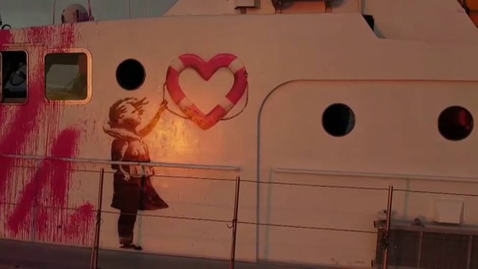 Banksy financia un barco para rescatar a migrantes en el Mediterráneo