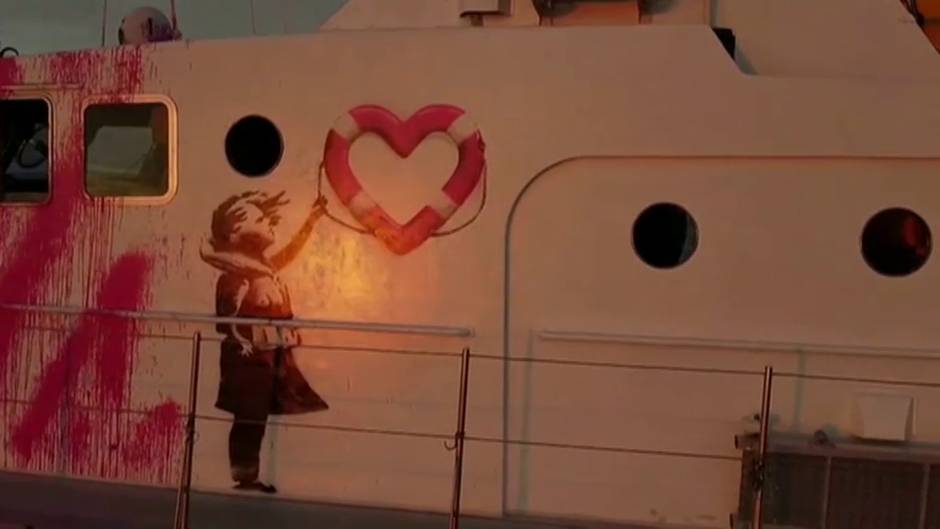 El barco de rescate humanitario financiado por Bansky desembarca en Lampedusa tras rescatar a 219 personas