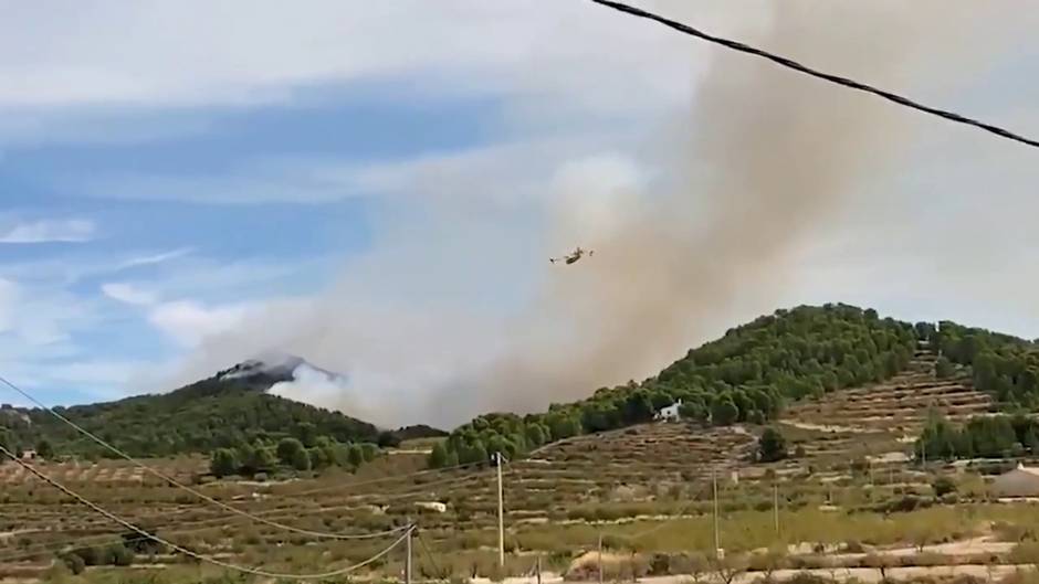 Nuevos medios aéreos y terrestres se incorporan al incendio de Los Porriones de Mula