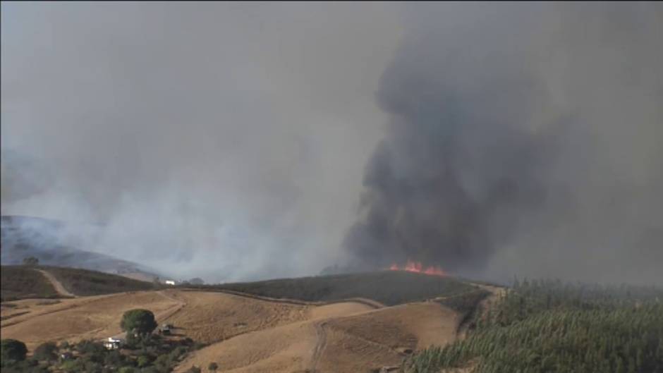El peor incendio del verano suma 3.200 desalojados y 10.000 hectáreasde de perímetro