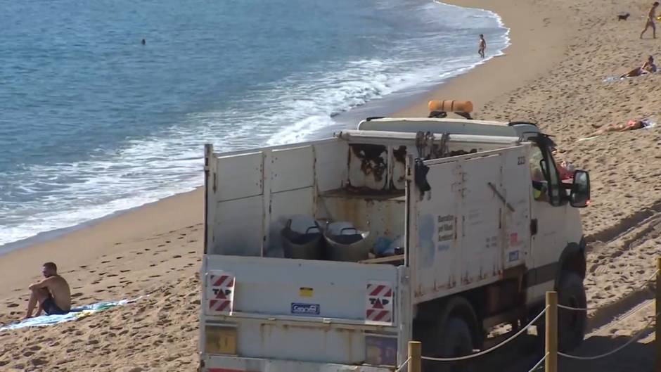 Vecinos de Barcelona acuden a la playa a pesar de las bajas temperaturas