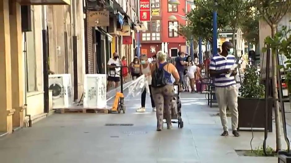 Vecinos de Santoña hacen una cacerolada contra el confinamiento impuesto en la localidad