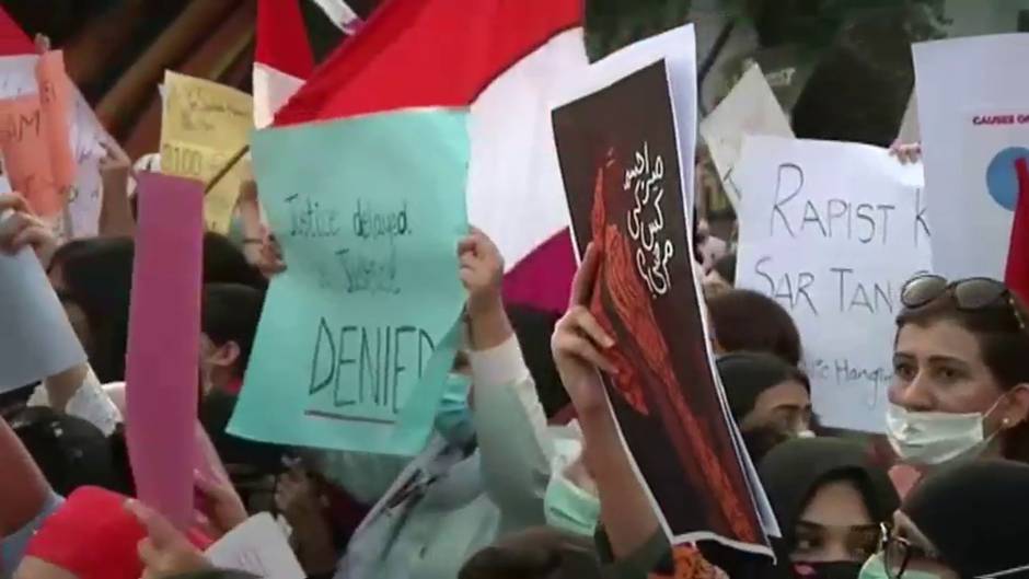 Multitudinarias protestas en Pakistán después de que la Policía culpabilice a una mujer de ser violada