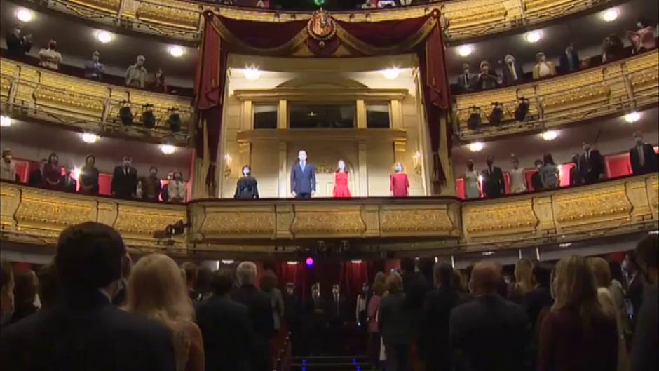 Los Reyes presiden la inauguración de la temporada de Ópera en el Teatro Real de Madrid