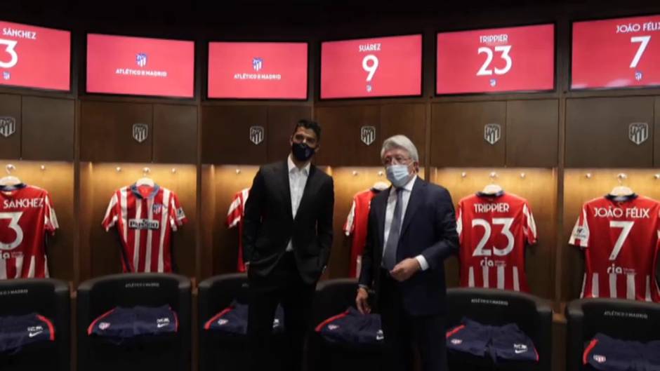 Luis Suárez firma hasta el 2022 y ya posa con la camiseta del Atlético de Madrid