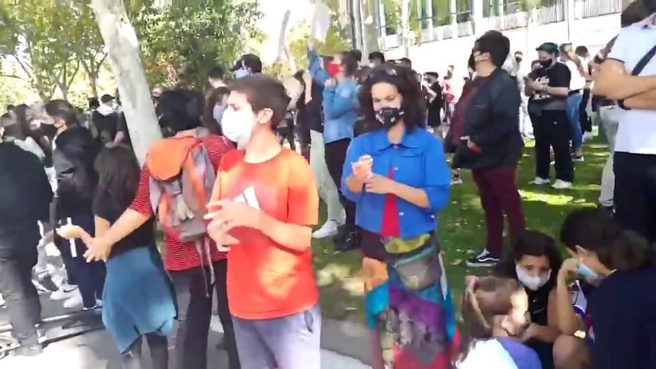 Gritos de "¡Más sanitarios y menos policía!" frente a la Asamblea de Madrid