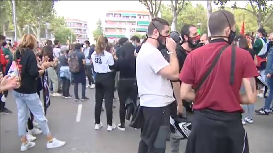 Vecinos de Vallecas denuncian violencia policial en una nueva concentración frente a la Asamblea de Madrid