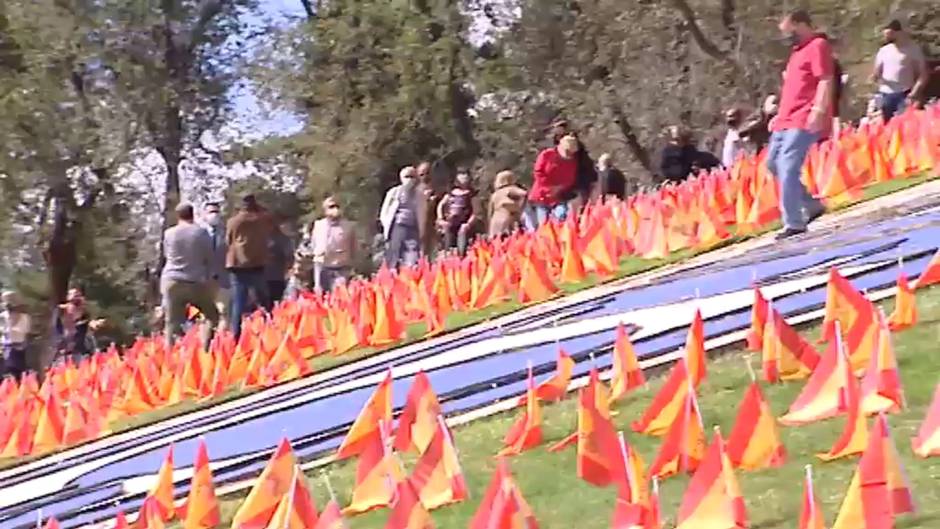 Colocan 53.000 banderas de España en un parque de Madrid por las víctimas del COVID-19