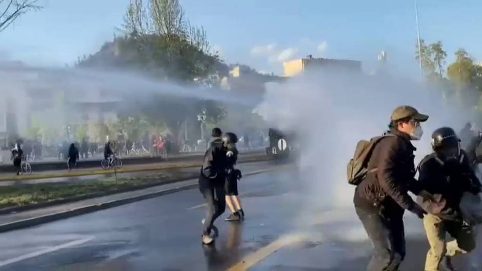 Piedras, gases lacrimógenos y cañones de agua en una nueva protesta contra Piñera en Chile