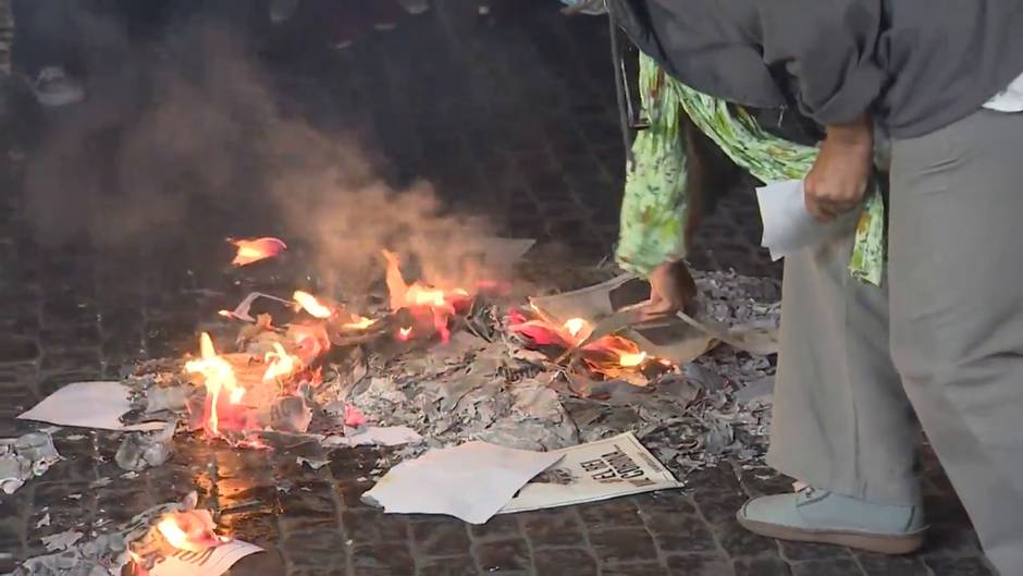 Queman fotos del Rey a ritmo de 'Bella Ciao'