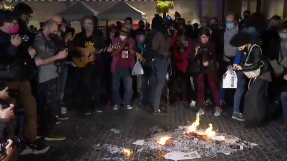 Independentistas queman fotos del rey en Barcelona