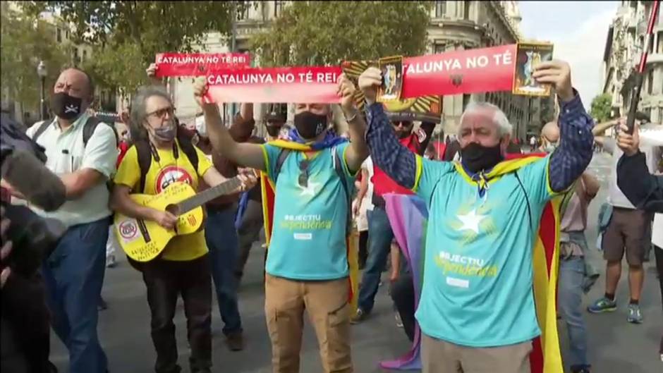 Cientos de personas protestan en Barcelona contra la presencia del rey