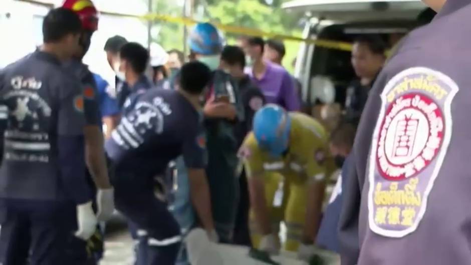 Mueren 20 personas en el choque de un autobús contra un tren de pasajeros en Tailandia