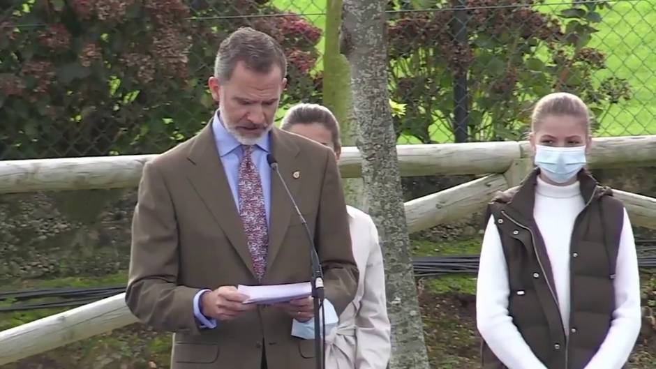 El Rey, pone de ejemplo a Somao para "construir un porvenir próspero" en el campo