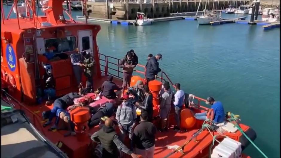 Una patera con 22 inmigrantes llega a Cádiz capital