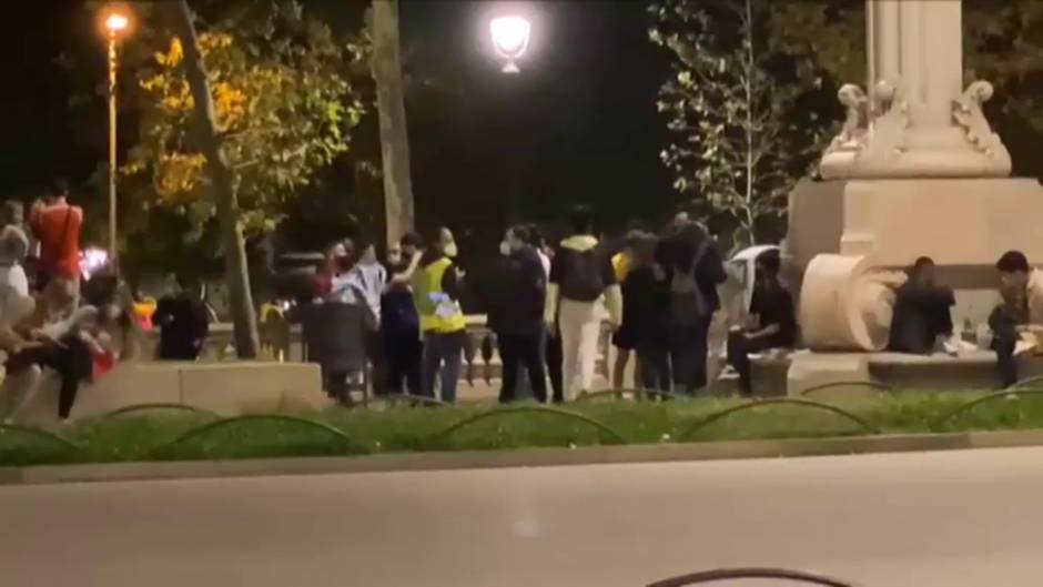 Una treintena de jóvenes desoyen las recomendaciones del Gobierno y realizan un 'botellón' en Barcelona