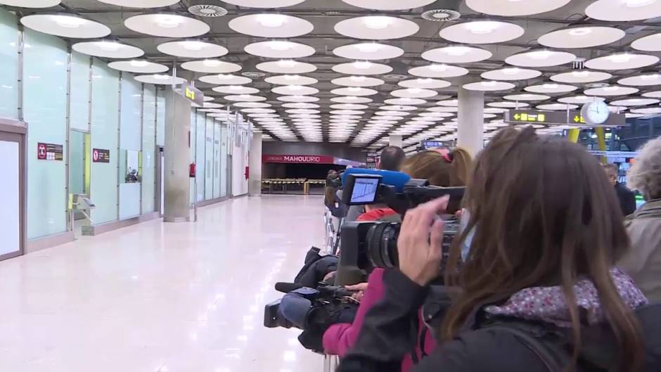 Expectación en el aeropuerto antes de la llegada de Leopoldo López a España