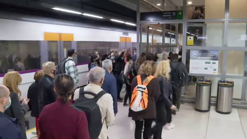 Aglomeraciones en los trenes de cercanía de Barcelona en hora punta por culpa de unas obras