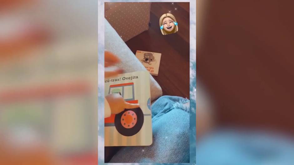 Laura Escanes muestra cómo su hija Roma disfruta de un libro