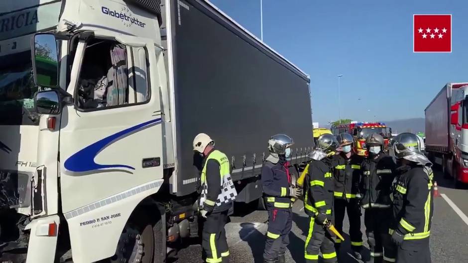 Atascos en la entrada a Madrid por la A-6 tras la colisión de dos camiones