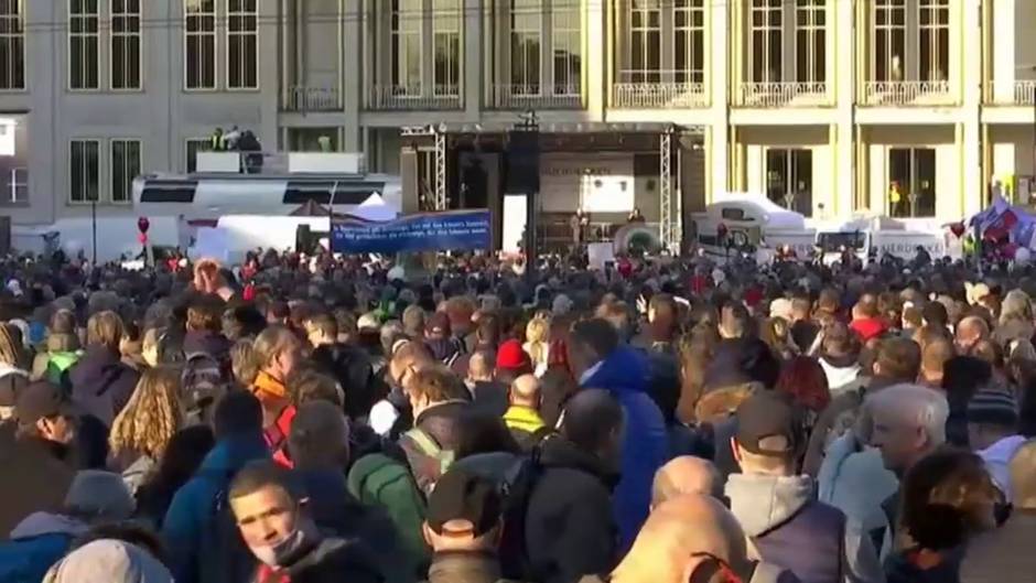 Multitudinaria protesta negacionista en Leipzig contra las restricciones del Gobierno alemán