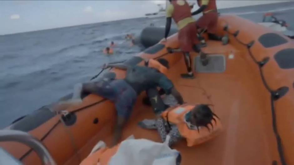 Sobrecogedoras imágenes del rescate de 100 migrantes en el Mar Mediterráneo