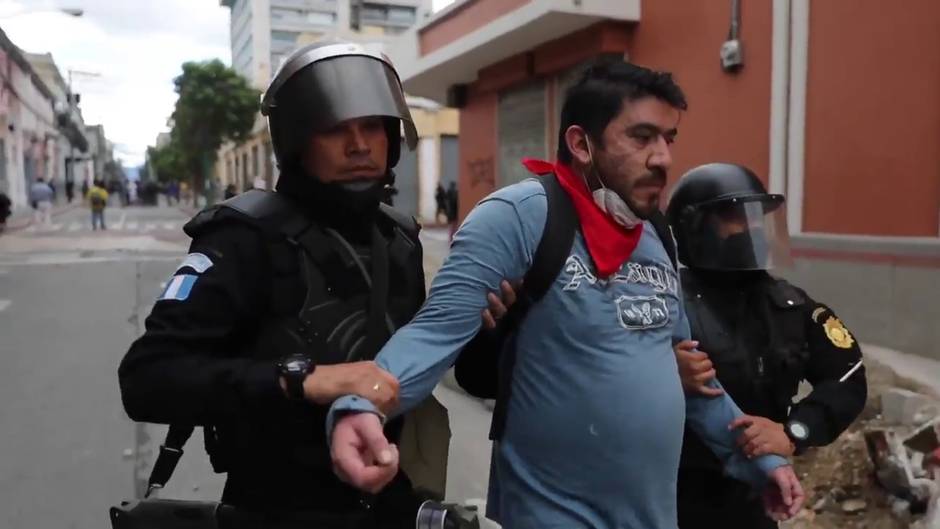 Manifestantes asaltan el Congreso de Guatemala y le prenden fuego