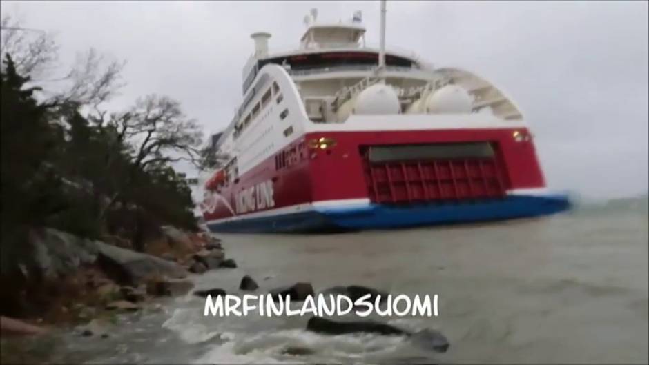 Encalla un ferry en Finlandia con más de cuatrocientas personas a bordo