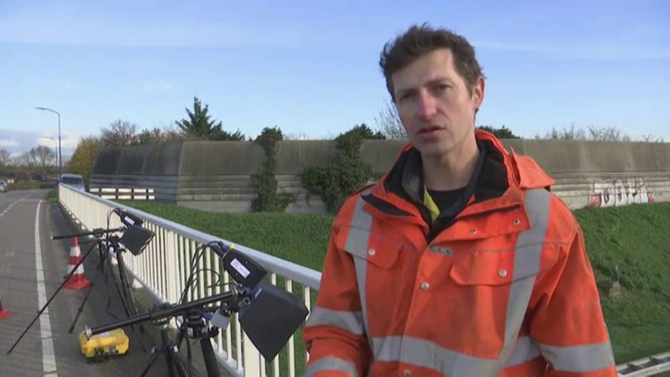 Países Bajos pone en marcha un nuevo sistema para sancionar a los conductores que hablen por el móvil