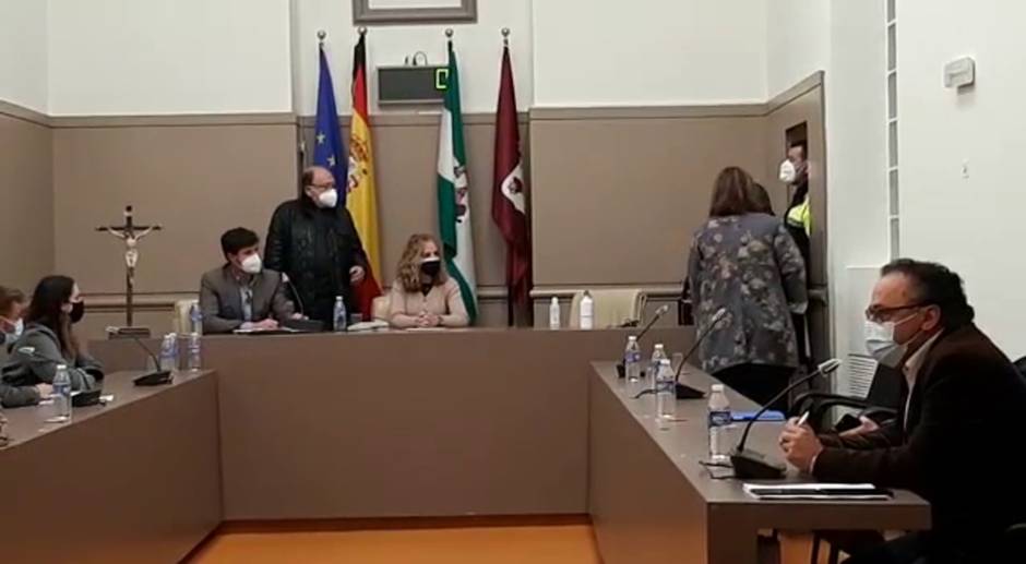 Luis Moreno llama a la Policía para expulsar a la concejal de IU con Covid en en Pleno de Baena