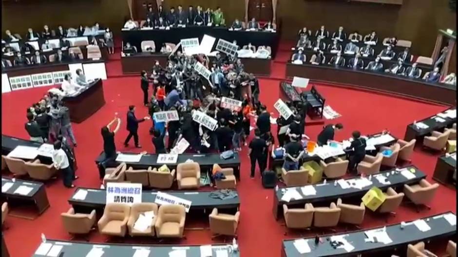 Vuelan tripas de cerdo en el parlamento de Taiwán.