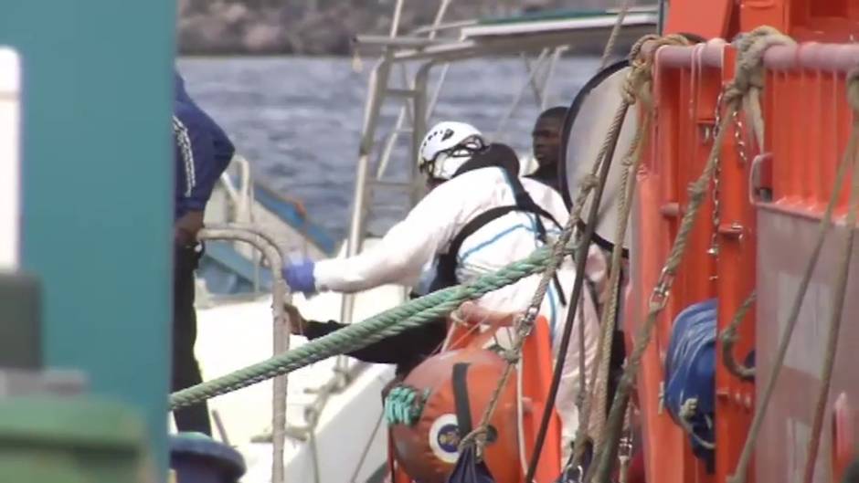 Continúa la situación crítica en el colapsado muelle de Arguineguín