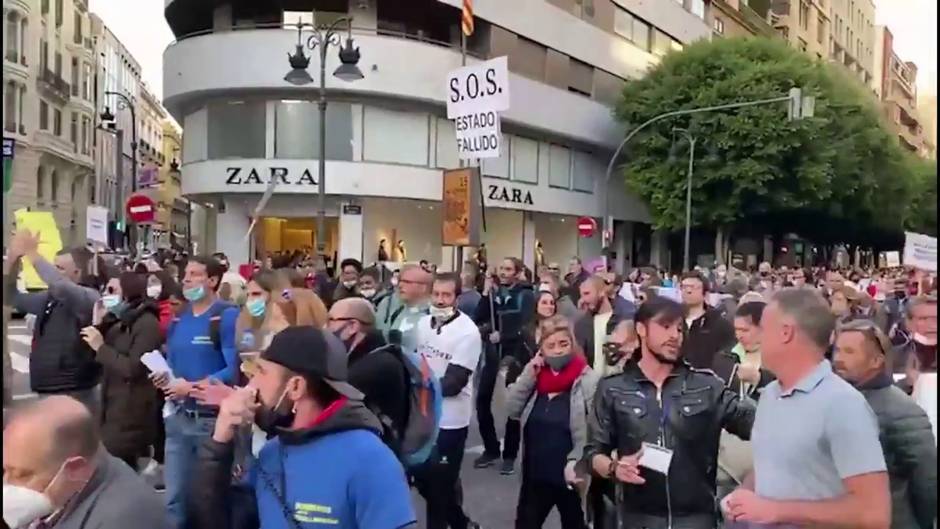 Policías se manifiestan en Valencia contra la "imposición de las mascarillas"