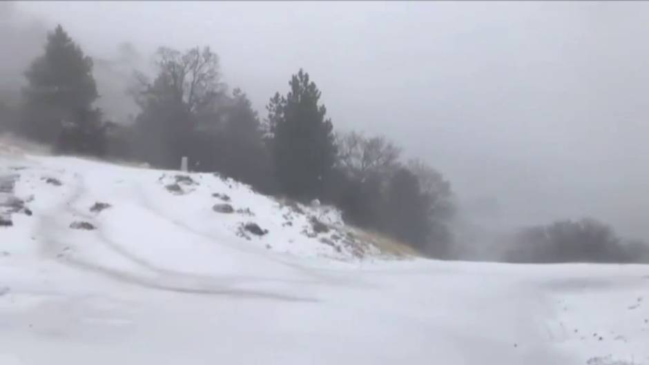 La nieve cae con intensidad en buena parte de la península