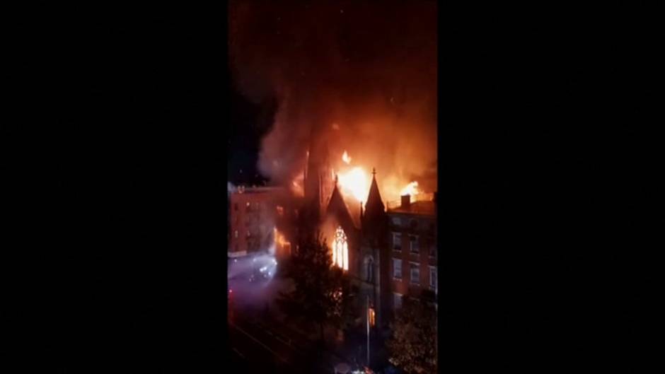 Un incendio devora una iglesia del siglo XIX en Nueva York