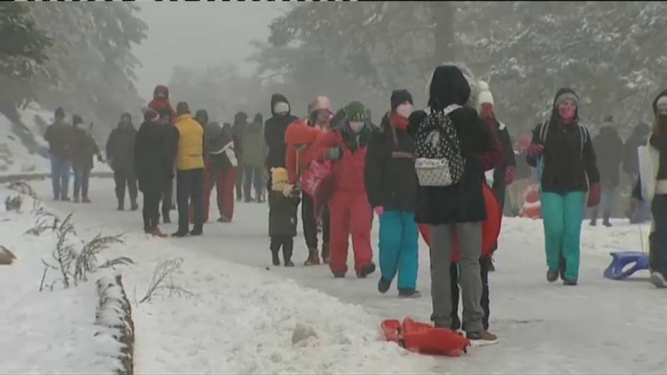 Aglomeraciones y atascos para disfrutar de la nieve en la Sierra de Madrid