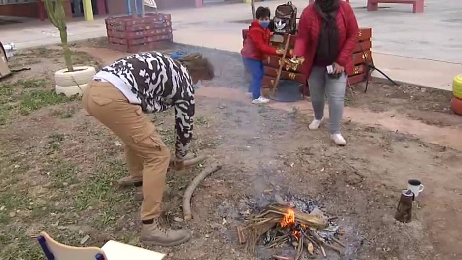 Padres acampan en un colegio en Alicante para frenar la oleada de robos que sufre el centro