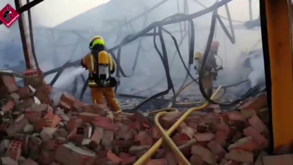 Bomberos dan por controlado el incendio en la fábrica de la Jijonenca