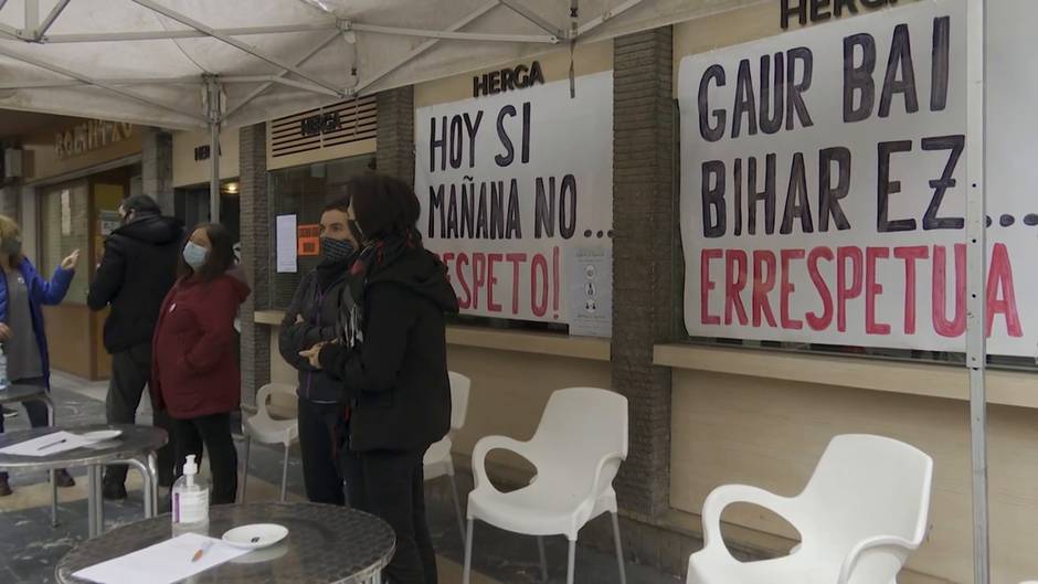 Hosteleros de Ermua (Bizkaia) protestan por el mantenimiento del cierre de sus locales