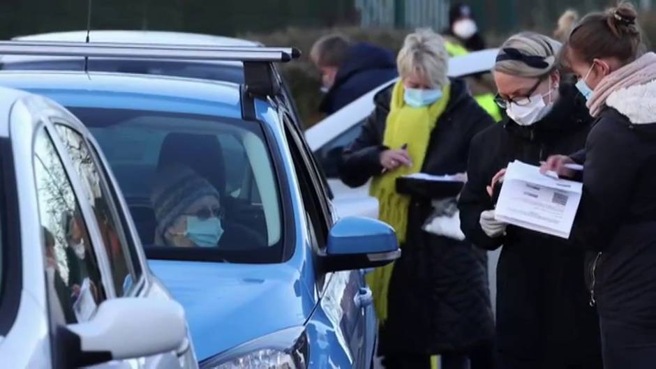 Vacunarse sin salir del coche en Manchester