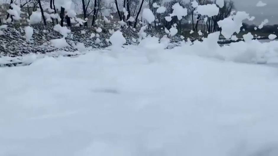 Misterioso paisaje en Rusia, un río de San Petersburgo se llena de espuma