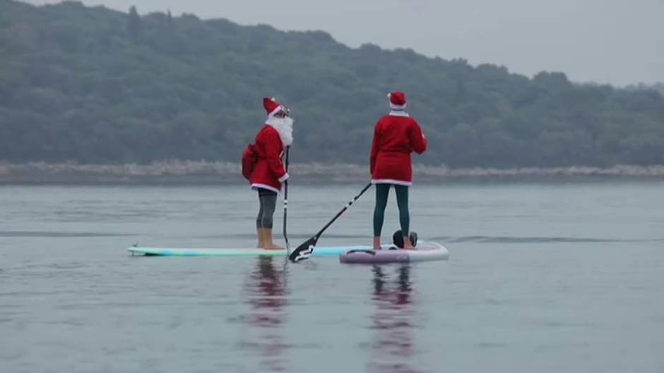 Santa Claus recauda fondos para los ancianos en las residencias remando en el Adriático