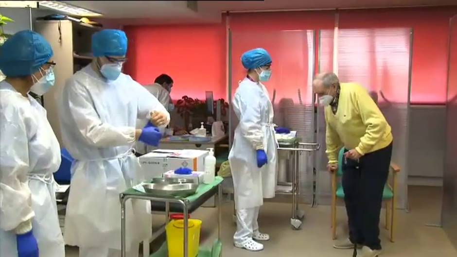 Nicanor, de 72 años, primer vacunado contra el COVID-19 en Madrid